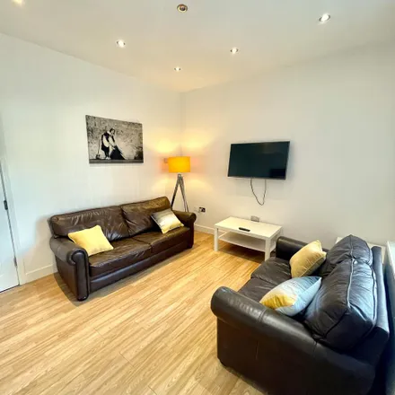 Rent this 4 bed room on 19 Grosvenor Square in Sheffield, S2 4NS