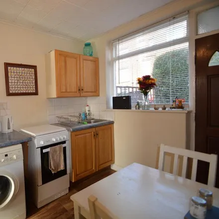 Image 2 - Manor View, Leeds, LS6 1BU, United Kingdom - House for rent