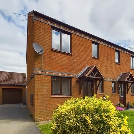 Rent this 3 bed duplex on Mowbray Avenue in Tewkesbury, GL20 5FA