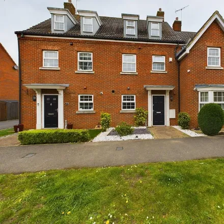 Rent this 3 bed townhouse on 31 in 33 Langstone Ley, Welwyn Garden City