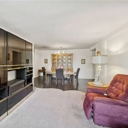 Image 6 - 18-70 211th Street, New York, NY 11360, USA - Apartment for sale