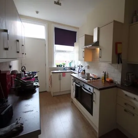 Image 1 - Ash Grove, Leeds, LS6 1HB, United Kingdom - House for rent