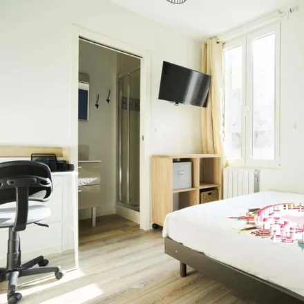 Rent this 2 bed room on 81 Rue le Mongnier in 80000 Amiens, France