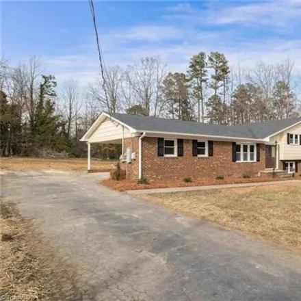 Image 2 - 5862 Checker Road, Guilford County, NC 27263, USA - House for sale