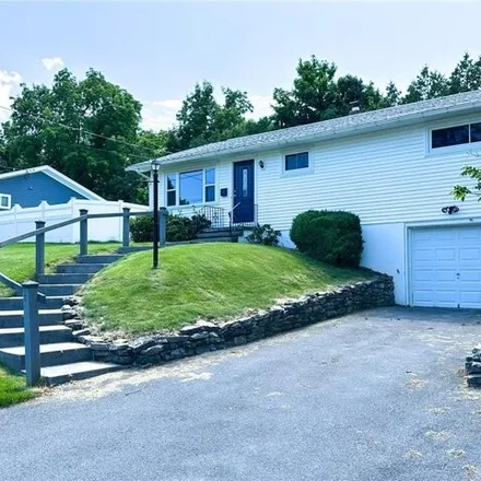 Rent this 4 bed house on 2 Claridge Court in New Hartford, Oneida County