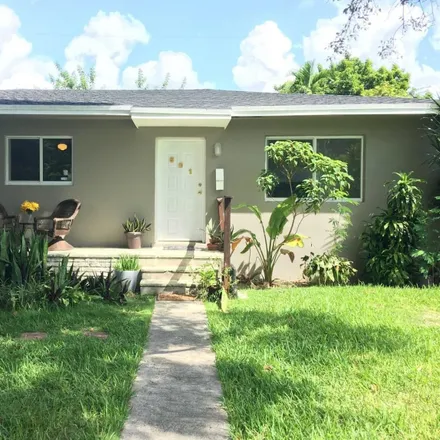 Rent this 2 bed house on 7-Eleven in 1 West Flagler Street, Miami