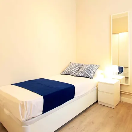 Rent this 1 bed room on Madrid in Calle del Áncora, 7
