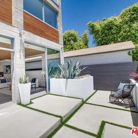 Image 1 - 1306 Cabrillo Avenue, Los Angeles, CA 90291, USA - House for sale