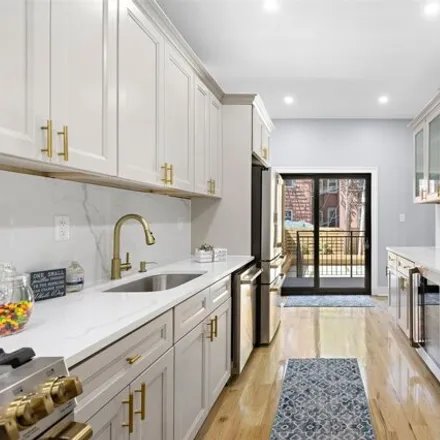 Image 6 - 581 Decatur Street, New York, NY 11233, USA - Townhouse for sale