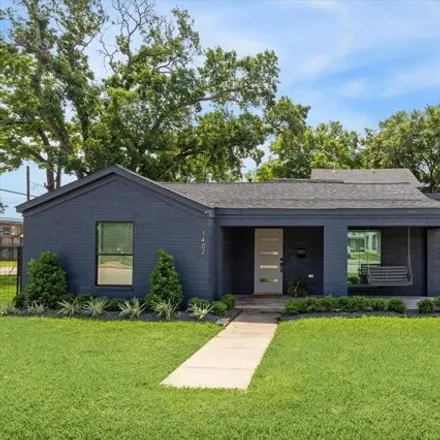 Buy this 3 bed house on 1420 West 14th Street in Houston, TX 77008