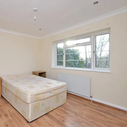 Image 2 - Bristow Road, Frimley Road, Camberley, GU15 2PZ, United Kingdom - Room for rent