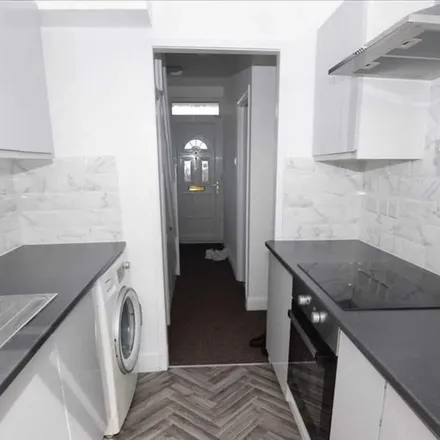 Image 5 - Gainsborough Gardens, South Stanmore, London, HA8 5TB, United Kingdom - Apartment for rent