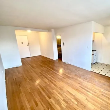 Image 4 - 139-01 Pershing Crescent, New York, NY 11435, USA - Condo for sale