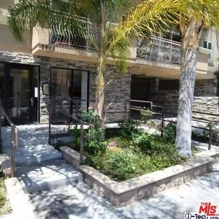 Rent this 3 bed condo on Thirtysecond Church of Christ Scientist in South Saint Andrew's Place, Los Angeles