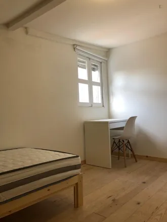 Rent this 4 bed room on Capela 51 in Largo das Taipas, 4050-597 Porto
