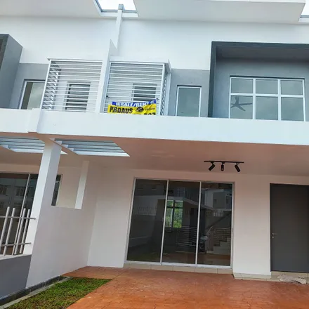 Rent this 4 bed apartment on Jalan 7/1 in Bandar Tasik Puteri, 45620 Selayang Municipal Council
