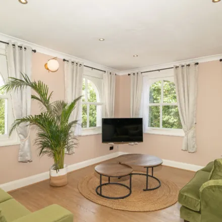 Rent this 1 bed room on 93 Hammersmith Grove in London, W6 0NQ