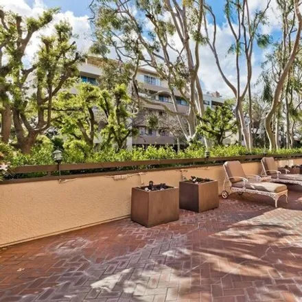 Image 1 - Temple Emmanuel, North Clark Drive, Beverly Hills, CA 90211, USA - Condo for sale