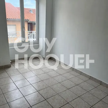 Image 4 - 6 Place Sadi Carnot, 69700 Givors, France - Apartment for rent