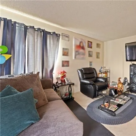 Image 3 - 657 West Century Boulevard, Los Angeles, CA 90044, USA - House for sale