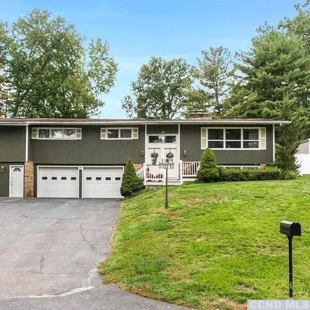 Buy this 6 bed house on 36 Old Farms Road in Spackenkill, Poughkeepsie