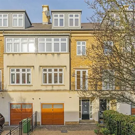 Rent this 5 bed townhouse on Kelsall Mews in London, TW9 4BP