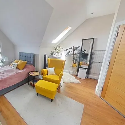 Rent this studio apartment on 16 The Avenue in London, W13 8PH