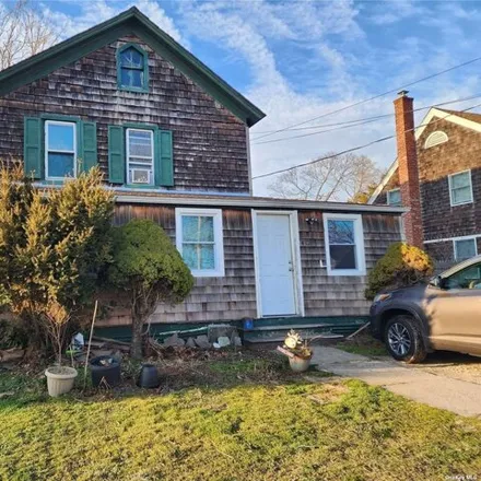 Buy this 5 bed house on 414 Lincoln Street in Riverhead, NY 11901