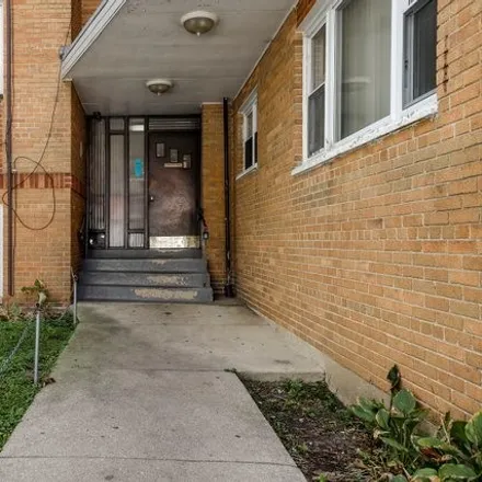 Buy this 2 bed house on 6230 North Francisco Avenue in Chicago, IL 60645