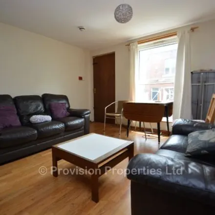 Rent this 6 bed townhouse on Main Street in Grove, DN22 0RJ