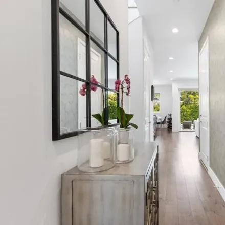 Image 3 - 3716 Rosewood Avenue, Los Angeles, CA 90066, USA - House for sale