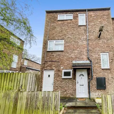 Buy this 3 bed duplex on North Street in Luton, LU2 0FR