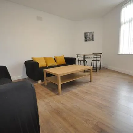 Rent this 5 bed apartment on Beechwood Terrace in Leeds, LS4 2NG