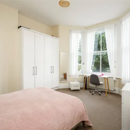 Image 9 - 8 St Quintin Avenue, London, W10 6QB, United Kingdom - Apartment for rent