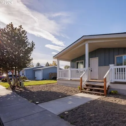 Buy this studio apartment on 5549 Winterfield Way in Klamath Falls, OR 97603