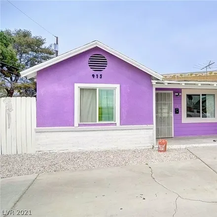 Rent this 3 bed house on 915 East Mesquite Avenue