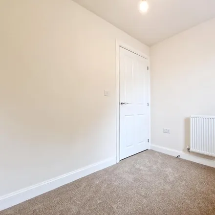 Image 9 - Teasel Close, Oakenshaw, BD12 7DH, United Kingdom - Townhouse for rent