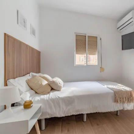 Rent this 5 bed room on Calle del Guadalete in 11C, 28019 Madrid