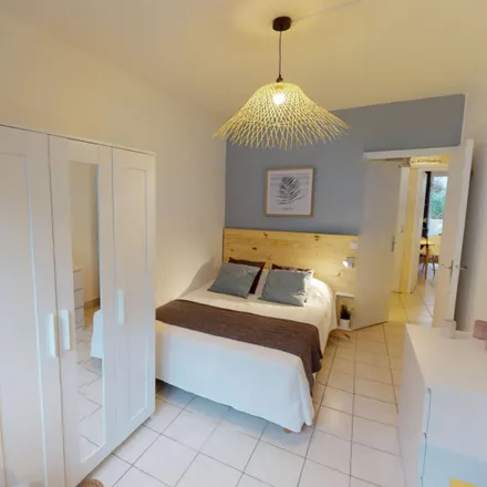 Rent this 4 bed room on 83 Rue Vercingétorix in 75014 Paris, France