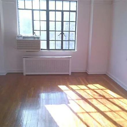 Image 1 - Woodstock Tower, 320 East 42nd Street, New York, NY 10017, USA - Apartment for rent