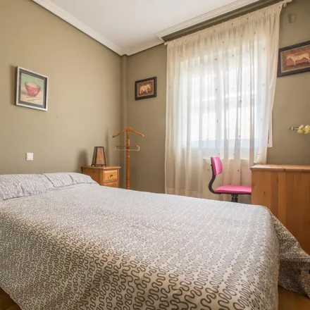Rent this 6 bed room on Madrid in Calle Leopoldo Alas Clarín, 28806 Alcalá de Henares