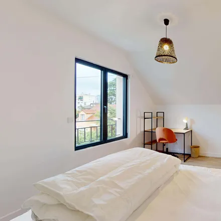 Rent this 5 bed room on 48 Sentier Benoît Malon in 94800 Villejuif, France