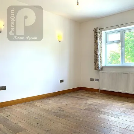 Image 5 - Pets at Home, Gunnersbury Avenue, London, W5 4LR, United Kingdom - Apartment for rent