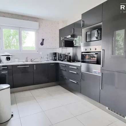 Rent this 3 bed apartment on 38 Rue de Saint-Brieuc in 35000 Rennes, France