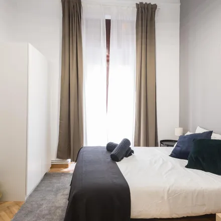 Rent this 6 bed room on Hostal Met Madrid 2 in Costanilla de Santiago, 28013 Madrid