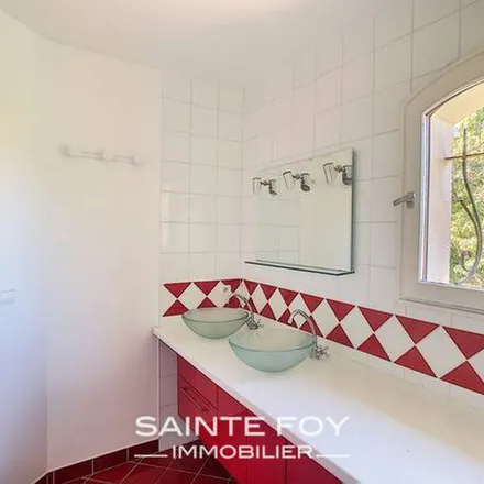 Rent this 5 bed apartment on 4 Chemin Saint-Roch in 69260 Charbonnières-les-Bains, France