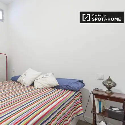Rent this 2 bed room on Calle de Santiago El Verde in 15, 28005 Madrid