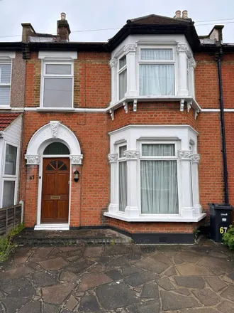Rent this 3 bed townhouse on Kinfauns Road in Goodmayes, London