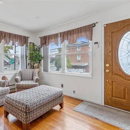 Image 2 - 61-14 160th Street, New York, NY 11365, USA - Townhouse for sale