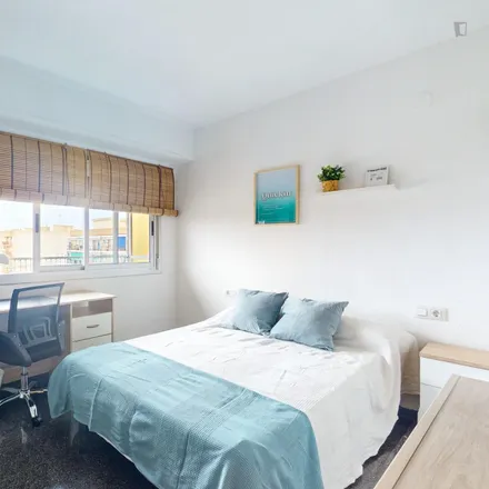 Rent this 4 bed room on Consum in Avinguda del Port, 79